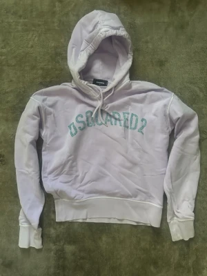 Dsquared huvtröja  - Dsquared huvtröja  Storlek : S Skick : 8/10 Nypris : 5000kr  Att tänka på ( på ena snöret så har metallbiten lossnat finns även bild på det ) Väldigt sällsynt tröja med en oversize look.  Har man några frågor/funderingar är det bara att höra av sig!