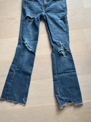Diesel jeans med hål - Själver mina coola disel jeans får tyvärr inte någon användning av dom längre(självgjorda hål)❤️priset kan så klart dikauteras