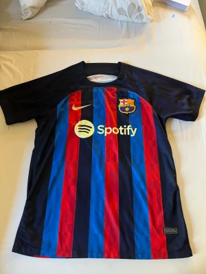 FC Barcelona matchtröja Lewandowski - Säljer en officiell FC Barcelona matchtröja med Lewandowski och nummer 9 på ryggen. Tröjan är i bra skick förutom att texten där bak är lite sliten💗