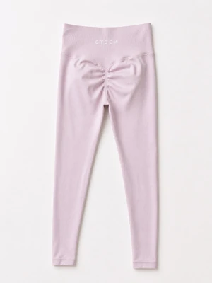 Ljusrosa seamless leggings GTECH - Snygga ljusrosa seamless leggings från GTECH med hög midja och scrunch-detalj bak. Mjukt och stretchigt material som sitter skönt och formar sig efter kroppen. Perfekta för träning eller chill. Diskret logga framtill i midjan.