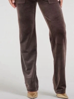 Bruna  Juicy Couture - Mysiga bruna mjukisbyxor i velour från Juicy Couture. Byxorna har raka ben, resår i midjan och två fickor framtill med lock och silverfärgade knappar. Perfekta för en avslappnad och trendig look.