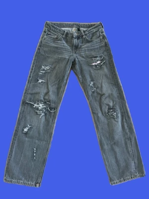 Baggy lågmidjade jeans med rosa slitningar  - Midja: 36-37cm Innerbensmått: 71cm Lowwaist baggy design 