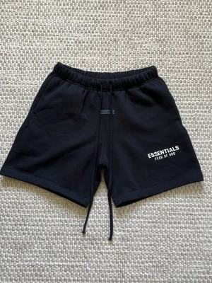 Svarta shorts Essentials Fear of God - Svarta shorts från Essentials med vit logga | Storlek Xs men passar som S | Helt nya oanvända | Bara att höra av sig vid frågor🙏