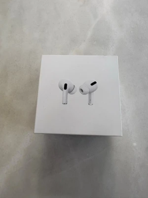Apple AirPods Pro - Säljer ett par Apple AirPods Pro. Det kommer med en laddare o flera koppar till hörlurarna.  Hörlurarna har en stilren och kompakt design med silikonproppar för bra passform. Perfekta för musik, samtal och träning. Levereras i originalförpackning.