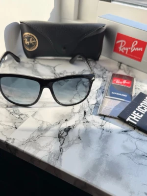 Rayban boyfriend - Sprillans nya raybans! Bästa investeringen passar till alla årstider! Modell 4147 601/32! Storlek:56! Vid minsta fundering kontakta mig✔️