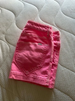 Lowwaist 2000s miniskirt Diesel - ❣️köpte på Karlaplan loppisen, aldrig använd av mig❣️Säljer min sjukt snygga korta lågmidjade vintage jeanskjol i lite 2000tal vibe ifrån Diesel, rosa, så fin när man är brun😍tajt passform så formar även otroligt bra!! Har massa bilder på lager så ni får gärna be om fler bilder🫰