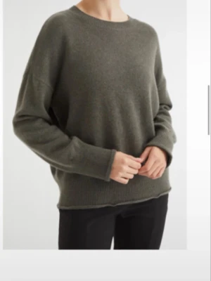 Olivgrön cashmere tröja Soft Goat - Mysig olivgrön cashmere tröja med rund halsringning och avslappnad passform. Tröjan har långa ärmar och ribbstickade muddar vid ärmslut och nederkant. 