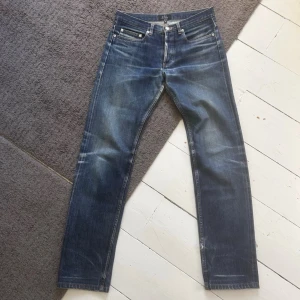 Mörkblåa APC New Standard Jeans - APC Jeans med bra fades. | W30 L32. | Fint skick lagade i skrevet, se bilder. | Längd: 105cm, Midja: 39.5cm | Skriv vid minsta fundering, pris ej hugget i sten.