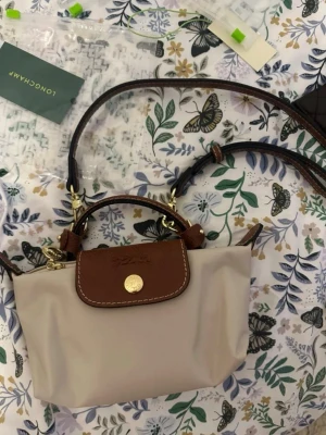 Beige handväska från Longchamp - Mini Longchamp väska. Färg: beige, nypris 1299kr mitt pris 899kr💕