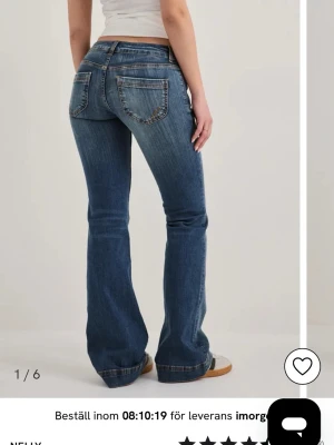 Blå bootcut jeans med låg midja - Snygga blå bootcut jeans med låg midja. Nypriss är 699kr. Jätte bra skick🥰Storlek 34