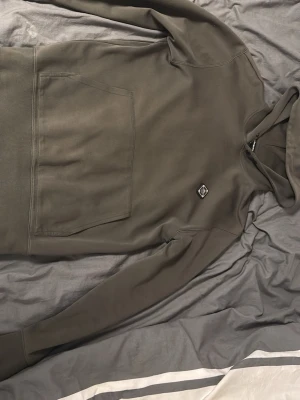 J LINDEBERG HOODIE - Näst intill ny hoodie från j Lindeberg. Stilren och snygg grön färg. Säljer på grund att jag växt ut den. Nypris 1000kr+++