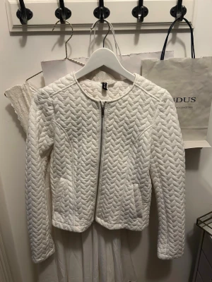 Vårjacka - vårjacka från Devided, lite nopprig!❤️
