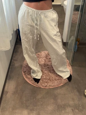vita linnebyxor från gina tricot - Säljer ett par vita linnebyxor från gina tricot i storlek s. knappt använda så i ett fint skick.