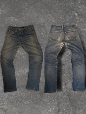 Sinnessjuk feta jeans från A.P.C. - Säljer ett par snygga ljusblå jeans från A.P.C. med klassisk femficksdesign och raka ben. Jeansen har en cool tvätt med slitningar och är gjorda i 100% bomull. Perfekta för en avslappnad och trendig stil.