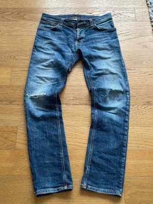 Nudie jeans - Tja! Säljer dessa Nudie jeans. Storlek är 33x32 men passar mer 32x32. Skick 9/10. Pris kan diskuteras vid snabb affär. Hör av dig vid minsta fundering/fråga. 