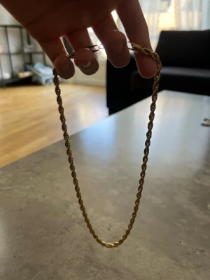 Cordell Halsband 18k guldplaterad  - Helt ny, 18K guldplaterad halsband. Passar alla väder speciellt nu till sommar. Den är 50cm lång och 5mm tjock. Vid frågor skriv ;)