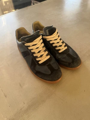 Maison margiela skor - Ett par mörkblå Maison margiela gats I storlek 43. Tveka inte på att höra av dig om frågor eller prisförslag. Box osv medföljer ej!