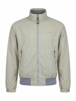 Beige vindjacka från Woolrich - Stilren beige vindjacka från Woolrich med grå ribbade muddar och detaljer. Jackan har hög krage, dragkedja framtill och två fickor med dragkedja. Broderad logga på bröstet och insida i mjukt material. Perfekt för blåsiga dagar.