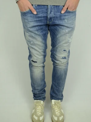 Dondup George Jeans  - Modellen är 183 och väger 77! DONDUP JEANS Storlek : W35 Modell : George Mått : A = 44CM - B = 106CM - C = 17CM Användning : Jeansen har slitningar som design och är i ett fint skick Nypris : Cirka 3500SEK