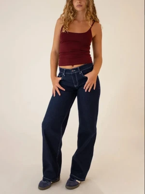 Mörkblå wide leg jeans - mörkblå jeans med breda ben och låg midja från subdued. Helt nya och aldrig använda. I storlek 40 men är mindre i storleken och passar mig som vanligtvis har storlek 36💕💕