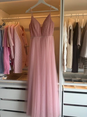 Rosa balklänning  - Säljer nu min jättefina balklänning!                         Pris kan diskuteras, bara skriva om frågor💞.         (Köptes för 2500kr ) (är 167cm lång och brukar ha s/m)