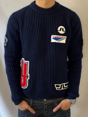 J.Lindeberg tröja - Tjena! Säljer nu denna riktigt unika tröjan som är ifrån J.Lindeberg • Skick 9/10 • Storlek S passar S/XS • Modellen på bilden är 180cm och väger 68kg • Vårt pris : 649kr • Hör gärna av er via pm vid frågor eller funderingar;)