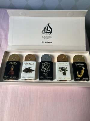 Latafa Pride parfymset 5x20ml - Exklusivt parfymset från Latafa Pride med fem olika dofter i snygga flaskor. Setet innehåller Artisan Ethnique, Niche Oud, Qimmah, Eternal Oud och Shaikh Al Shuyukh. Flaskorna har eleganta detaljer och lock i metall. Perfekt presentförpackning.