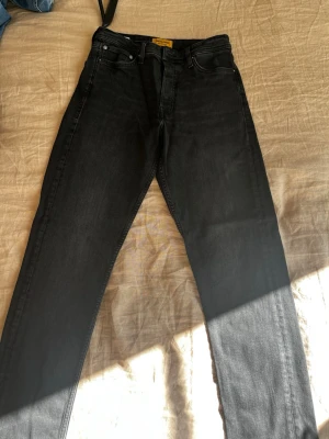 Jack & Jones jeans  - Jättesnygga svarta jeans av Jack & Jones. Jeansen är sparsamt använda och är i toppen skick. Modellen heter Loose Chris. Hör av er kring frågor!