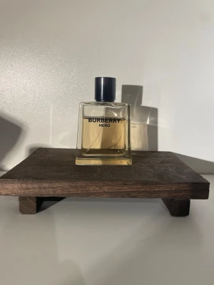Säljer lite olika parfymer bläddra gärna - Fräsch parfym från Dolce & Gabbana, Light Blue Pour Homme. Flaskan är frostad och rundad med silverfärgat lock och blå detaljer. Kommer med originalkartong i blått. Perfekt för dig som gillar lätta och fräscha dofter.