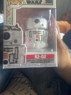Funko Pop Star Wars R2-D2 figur limited edition  - Säljer en Funko Pop Star Wars R2-D2 figur i originalförpackning. Figuren är vit med svarta och orange detaljer och har ett glittrigt utseende. Perfekt för samlare eller Star Wars-fans som vill ha något unikt till sin hylla.