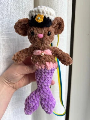 Studenthänge sjöjungfru 🧜‍♀️  - Virkad av mig! Sjöjungfrumus med studentmössa och tygband som man kan ha runt halsen på studenten. Fastsydda pärlor 🐚
