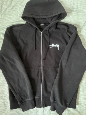 Stussy Zip Hoodie  - svart Stussy zip hoodie jag aldrig använder längre. Köpt i london 2022 första dagen för höst droppet. Tveka inte o skriva om du har frågor etc 🎶🎶