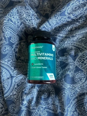 Multivitaminer och mineraler 200 tabletter - Burk med 200 tabletter multivitaminer och mineraler från WeightWorld. Innehåller 27 ingredienser och tabletterna är små, 9,5 mm. Burken är brun med turkos etikett och svart lock. Kosttillskottet är veganskt och icke-GMO. Estimerar att de finns runt 200 och över