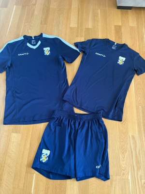 Träningsställ IFK Gbg - Tråningsställ IFK Gbg. Kläderna är använda vid ett tillfälle. Shorts och den ena tröjan är i storlek 158-164 och en tröja i XS. 
