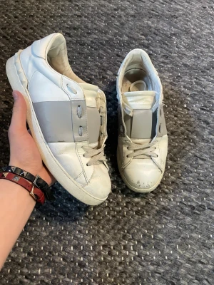 Valentino opens - Säljer dessa gråa valentino opens! De är i okej skick därav priset! Skriv vid minsta fundering😁