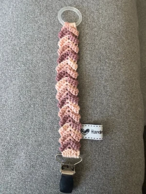 Virkad napphållare - Virkad napphållare i rosa/mauve/brunt. Vvirkad av mig i 100% bomullsgarn med metallclip och silikonring.  Mönsterskapare: animo.design
