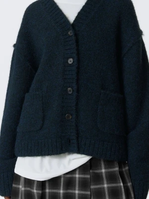 Weekday stickad cardigan - Säljer min stickade cardigan ifrån Weekday, storlek S, aldrig använd och tags finns kvar, köpt för 730kr