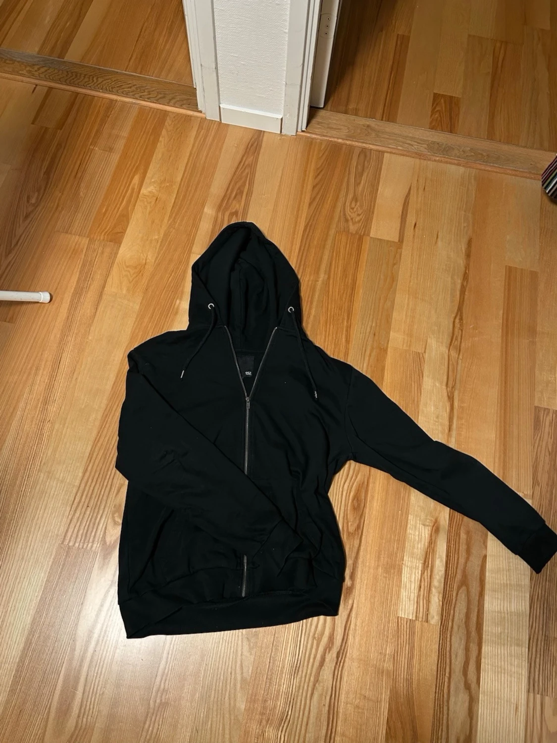 Svart hoodie med dragkedja från 157