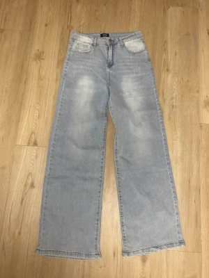 HELLO BELLO ljusblå jeans, storlek 29 - Ett par ljusblå jeans med vida ben. De mjukaste och stretchigaste jeansen! Tyvärr är de för stora för mig. Jag pendlar mellan 28/29 på jeans och s/m. Så skulle säga att dessa är en stor 29/medium eller ca 30/liten large. Skönare jeans kommer du aldrig finna! 