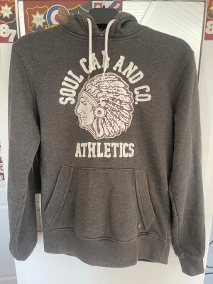 Vintage Hoodie  - Säljer denna vintage hoodien från Soul Ca&Co. Köpt för över 10 års sedan, bra skick och otroligt unik och snygg.  Hör av dig vid minsta lilla funderingen!