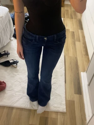 Lågmidjade jeans - Jätte snygga lågmidjade jeans ifrån Ginas barnavdelning, så storlek 170 men passar mig som brukar ha 34💗