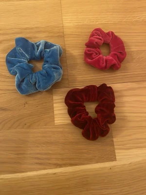 Scrunchies🩷 5kr styck!!!!   - SKRIV VILLKEN DU VILL HA!!!🩷Tre scrunchies i mjuk sammet, en i klarblått, en i vinrött och en i rosa. De har en klassisk rund form och är perfekta för att ge en trendig touch till din frisyr. Passar både till hästsvans och knut.