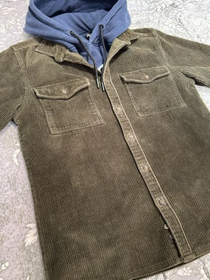 Overshirt - En riktigt stilren och skön grön Manchester overshirt. Bra kvalité och i storlek Slim Fit. I skick 9/10 och perfekt för lite kyligare väder. Hör av dig vid frågor kring varan