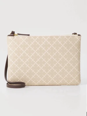 By Malene Birger väska äkta  - En helt ny By Malene Birger väska. Stilren beige kuvertväska med diskret rutmönster och avtagbar brun handledsrem. Väskan har dragkedja upptill och detaljer i guld. Perfekt för dig som gillar enkel men snygg design. Materialet är textil med konstläderdetaljer. Väskan är helt oanvänd, nypris 900kr säljer för 799kr. Dustbag tillkommer.