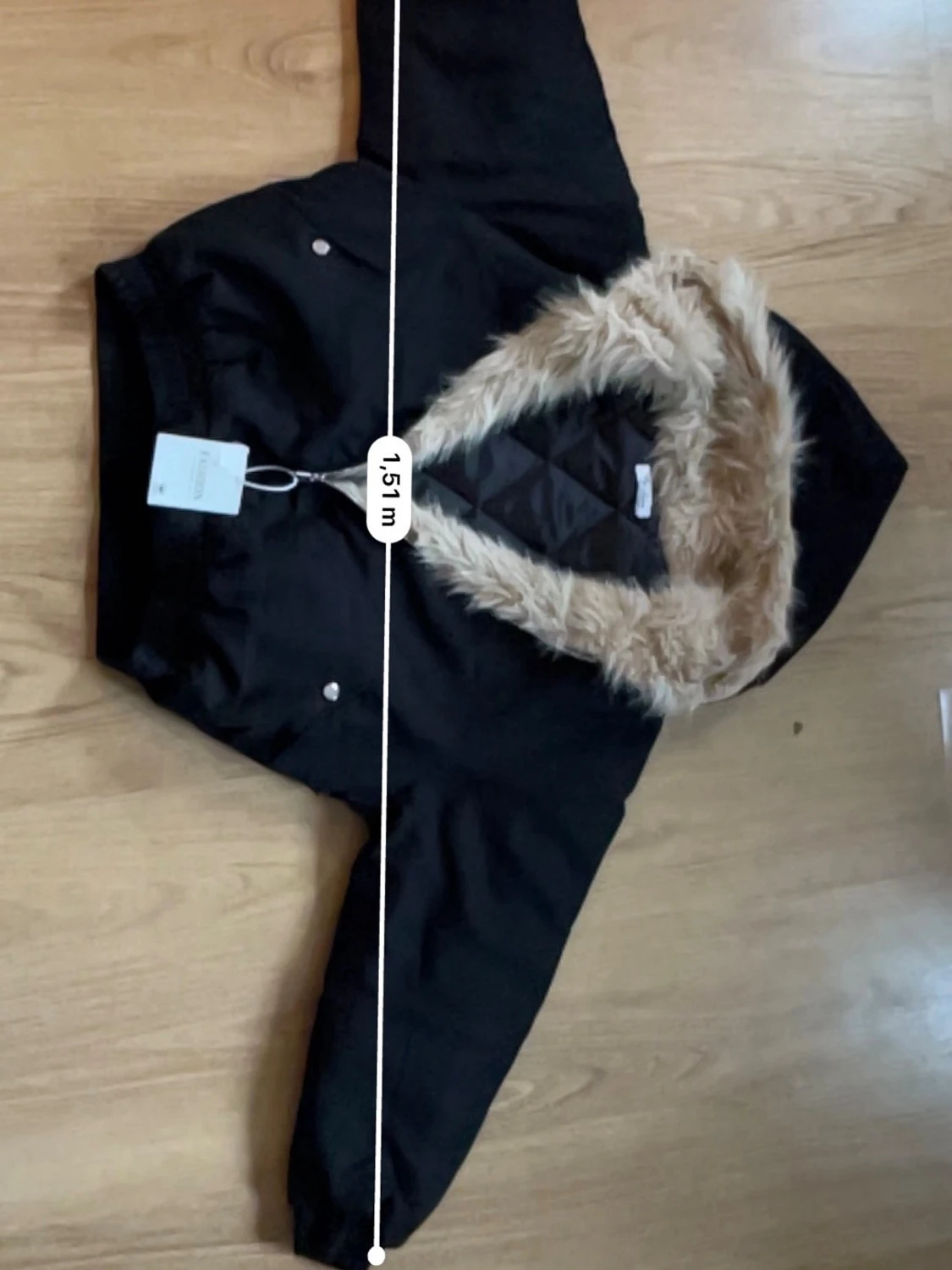 Svart pufferjacka med fuskpäls - 4