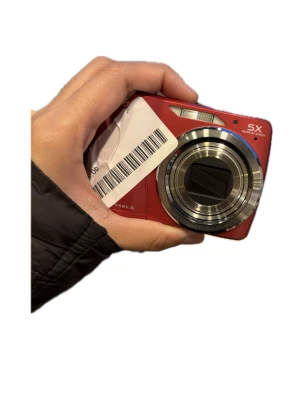 Röd Kodak EasyShare C190 digitalkamera - Snygg röd digitalkamera från Kodak, modell EasyShare C190. Kameran har 5x optisk zoom, stor display på baksidan och tydliga knappar för enkel användning. Kompakt format i metall och plast, perfekt att ta med överallt för att fånga alla ögonblick.