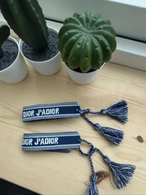 Två armband  - Tvp snygga marinblåa armband .