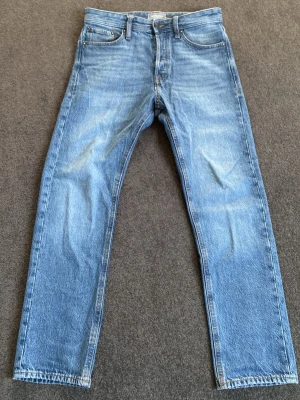 Blå jeans från Jack & Jones - Feta Jack & Jones jeans med snygg tvätt. De är 28/30 men går fint även om man har lite större storlek.
