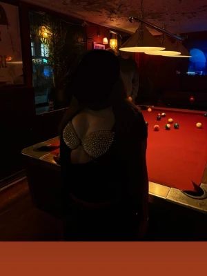 Svart push up bh med guldiga spikar studs - Jag har gjort denna själv för hand och varje exemplar är unikt. Jag är även öppen för beställningar i silver samt i olika storlekar.  🖤 Beställningsinformation: Eftersom jag gör varje bh på beställning behöver jag först köpa in en bh i din storlek och invänta leverans. Därefter gör jag den för hand, vilket tar cirka 4 timmar. Därför kan leveranstiden vara upp till 2 veckor innan den skickas.  Har du frågor eller vill göra en beställning? Skicka ett meddelande 💌