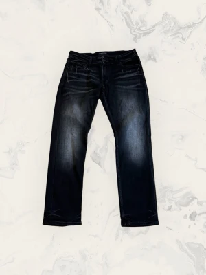 Svarta jeans med fett tvät - Snygga svarta jeans med raka ben. Klassisk femficksmodell och normal midja. Jeansen har en tvättad look som ger en cool vibe och passar perfekt till en avslappnad stil. Storlek 31/30.